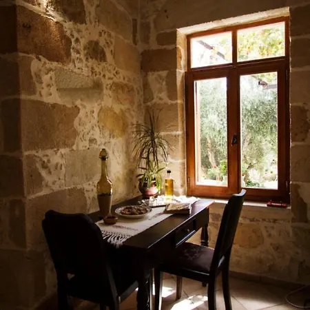 Picturesque Traditional Stone House Сasa de vacaciones Plátanos