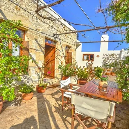 Сasa de vacaciones Picturesque Traditional Stone House